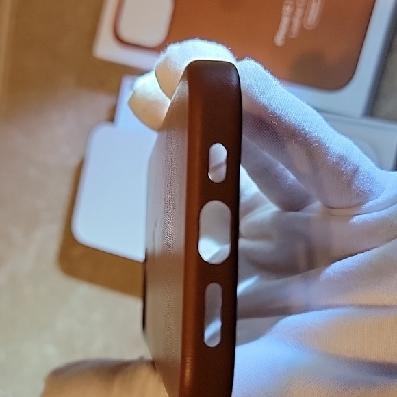 Apple iPhone 12/12 Pro Leather Case - Brown - Picture 5 of 8